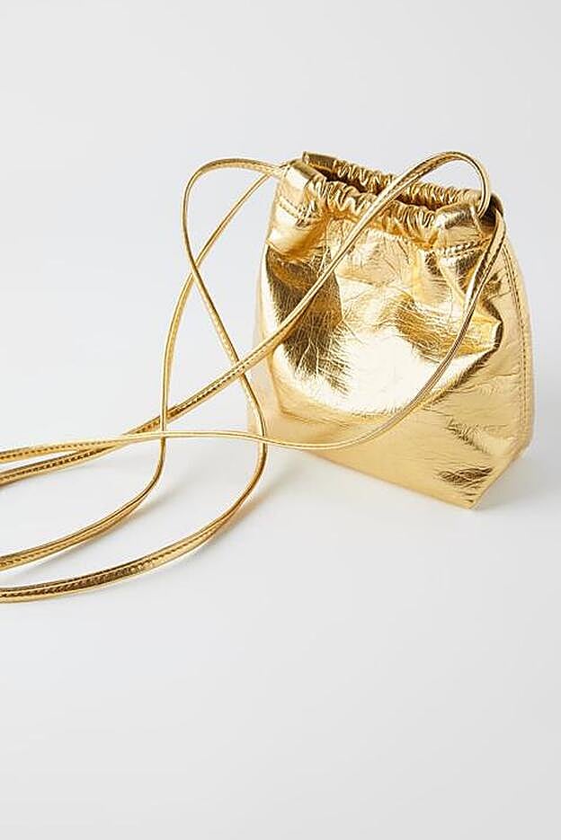 El bolso dorado mini de Zara.