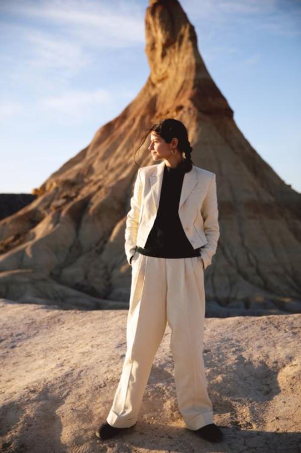 Alba Galocha para la nueva colección Studio de H&M. La modelo lleva un traje de blazer de sarga cropped combinada con pantalón en sarga elástica de viscosa y lino con caída.