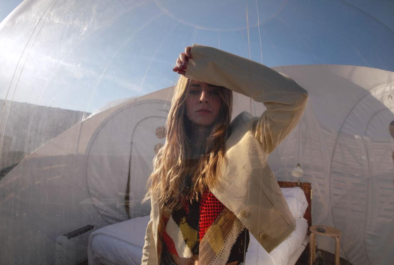 Eider Pascual lleva una blazer de sarga cropped combinado con top de ganchillo con cuello en forma de pico.