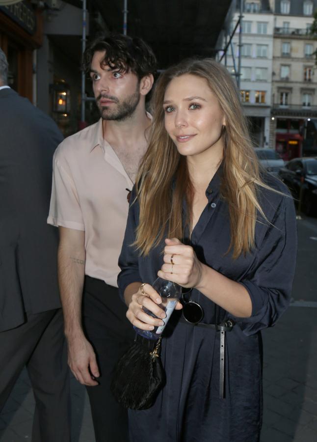 El pasado julio, la prensa americana anunciaba a bombo y platillo el compromiso entre la actriz (y hermana pequeña de las famosas gemelas Olsen) y el músico de la banda Milo Greene tras tres años de relación. Aunque los detalles de su enlace están siendo igual de secretos que su romance, todo apunta a que en los próximos meses la actriz de Vengadores dará el sí quiero, en lo que todo apunta será una discreta ceremonia.