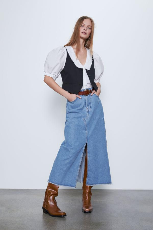 Esta falda midi vaquera ha arrasado ya y también está agotada en todas las tallas. Cuesta 29,95 euros y tiene cinco bolsillos.