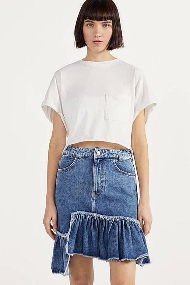 Originalísima mini vaquera con volante asimétrico de Bershka.