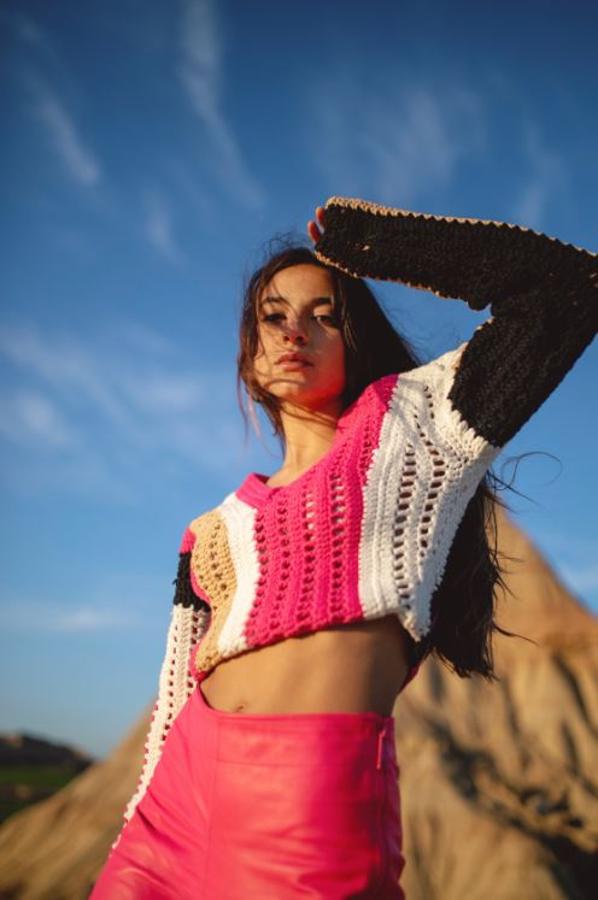 Mariona Autran para la nueva colección Studio de H&M con un jersey boxy en ganchillo grueso calado de mezcla de algodón combinado con pantalón acampanado de piel.