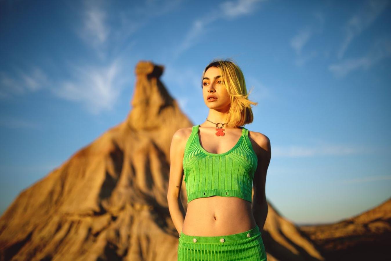 Paula Caryatides para la nueva colección Studio de H&M. Paula lleva un top multifunción en punto fino de viscosa elástica y un afalda a juego, todo en verde.