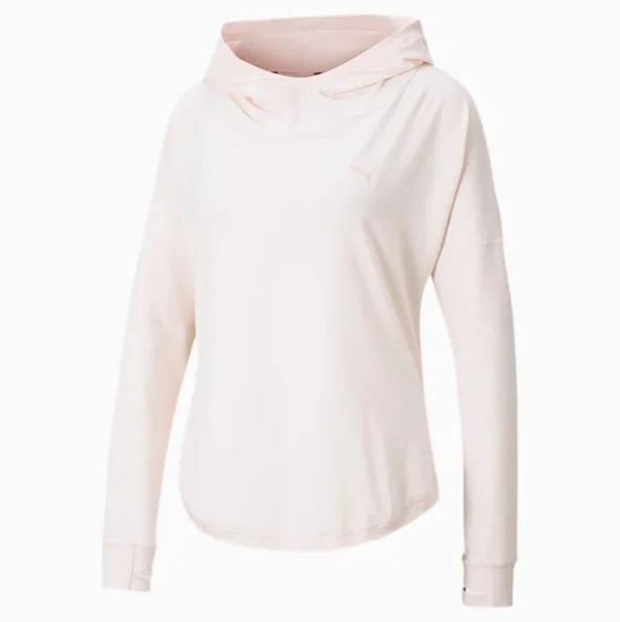 Sudadera rosa  con paneles de encaje que mejoran la transpirabilidad, una capucha exagerada y aberturas para el pulgar que aportan un toque urbano al look (55 euros).
