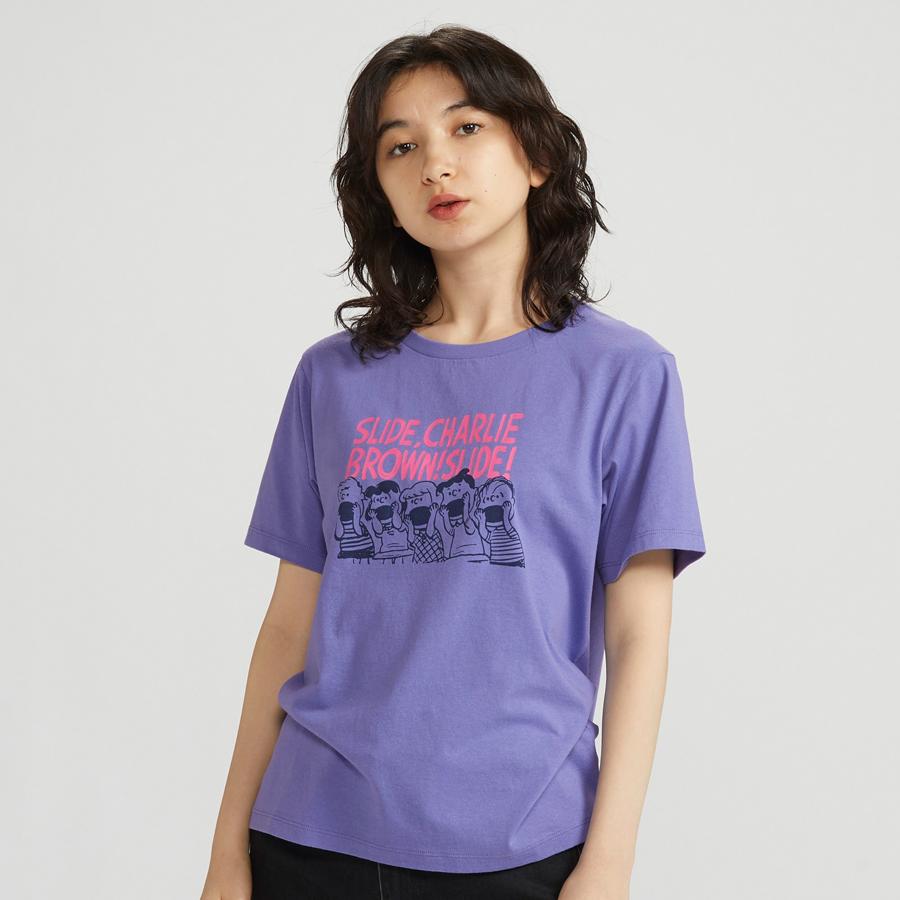 En un color azul tirando a lila, nos encontramos esta camiseta con Charlie Brown y sus amigos como protagonistas principales. Con letras en rosa chicle a contraste, cuesta 14,90 euros y está disponible entre las tallas XXS y XXL.