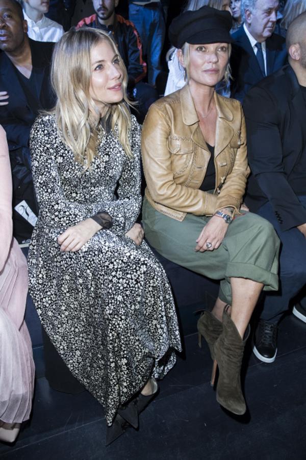 Puede que nunca sepamos si realmente existió esa enemistad entre Sienna Miller y Kate Moss, pero durante muchísimos años, se aseguró que existía. Hasta tal punto, que aparecieron testigos de tensos enfrentamientos entre ellas. ¿El motivo? Al parecer, a Moss no le sentó nada bien que Sienna empezara una relación con Jude Law, justo cuando este acababa de separarse de Sadie Frost, íntima amiga suya. Lo cierto es que en 2014, se dejaron ver juntas en lo que parecía ser la pipa de la paz.