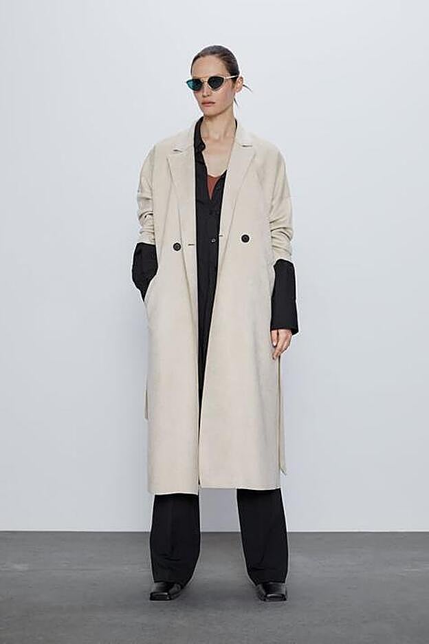 Un patrón alternativo de gabardina que gira hacia el guardapolvos.