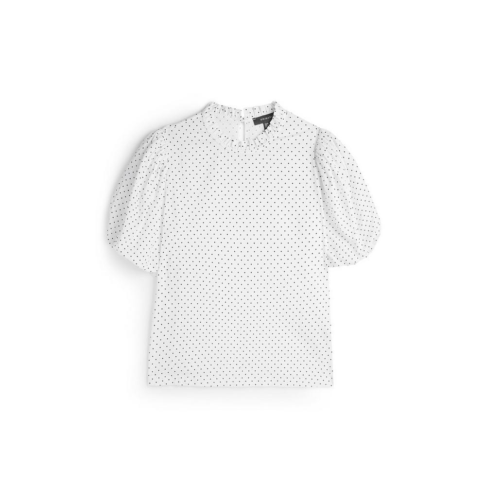 El estampado de lunares vuelve con el buen tiempo como cada temporada, y esta blusa demuestra que este print sigue elevando las prendas a otro nivel. (16 euros).