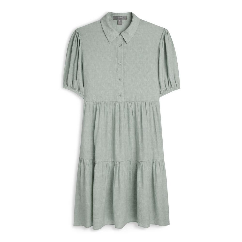 Vestido camisero con mangas abullonadas y volantes en tono menta. (17 euros).