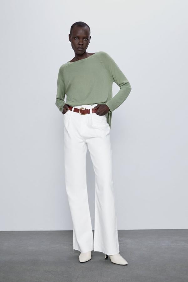 Si quieres llevar los tonos estrella de la temporada a tus looks, este jersey básico de Zara no puede faltar. Lo ha lanzado en verde agua y naranja, además de arena y negro, y cuesta 12,95 euros. Está disponible entre las tallas S y XL.