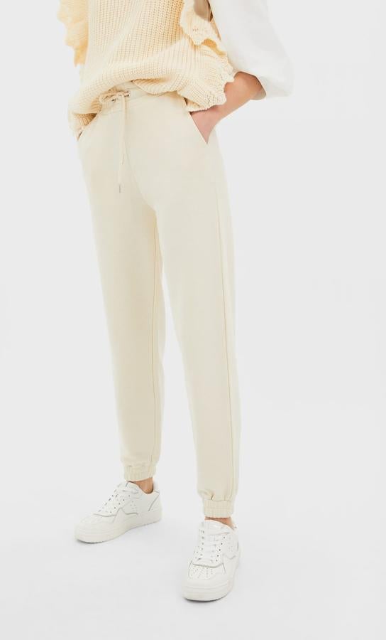 Las influencers no se han cortado a la hora de unir la felpa con sus prendas de alta costura, y esto nos avala para incluir este práctico y bonito pantalón jogger de Stradivarius que cuesta 12,99 euros. En color vainilla, negro y gris mezcla, los dos primeros son perfectos para copiar a nuestras inspiradoras de cabecera y están disponibles en las tallas S, M y L.