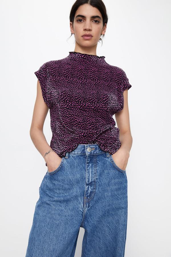 Uno de nuestros favoritos es este top plisado con cuello subido y manga sisa en negro y rosa. Zara ha lanzado tres versiones, con un precio de 12,95 euros y las tallas S, M y L.