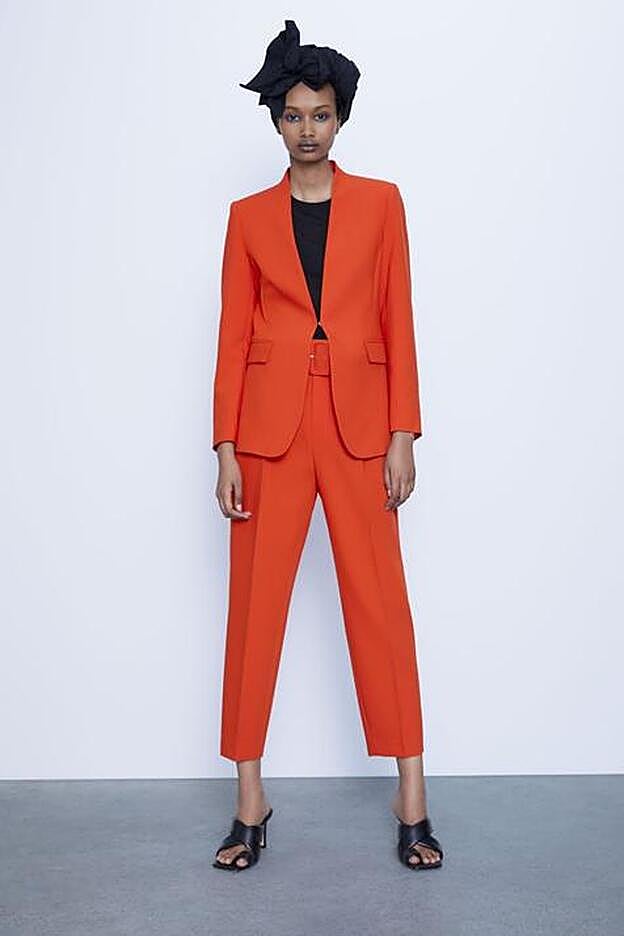 Uno de los trajes rojo que Zara tiene en su nueva colección, similar al que lleva Gala González.