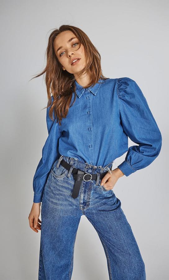 Otra de las tendencias que no podía faltar en esta colección denim de camisas son las mangas abullonadas. Una propuesta muy original, que se completa con unos bonitos botones a tono. Cuesta 19,99 euros y está disponible en las tallas S, M y L.