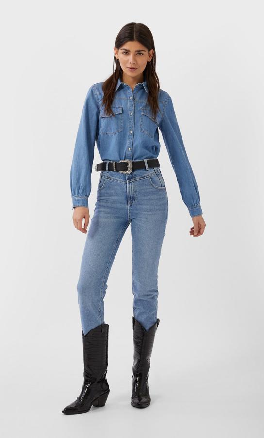 Se ha agotado en todas las tallas pero creemos en la promesa de la web de que esta camisa en azul medio con costuras naranjas regresará pronto. Es uno de los diseños más clásicos, pero su color hace de ella algo único. Cuesta 19,99 euros.