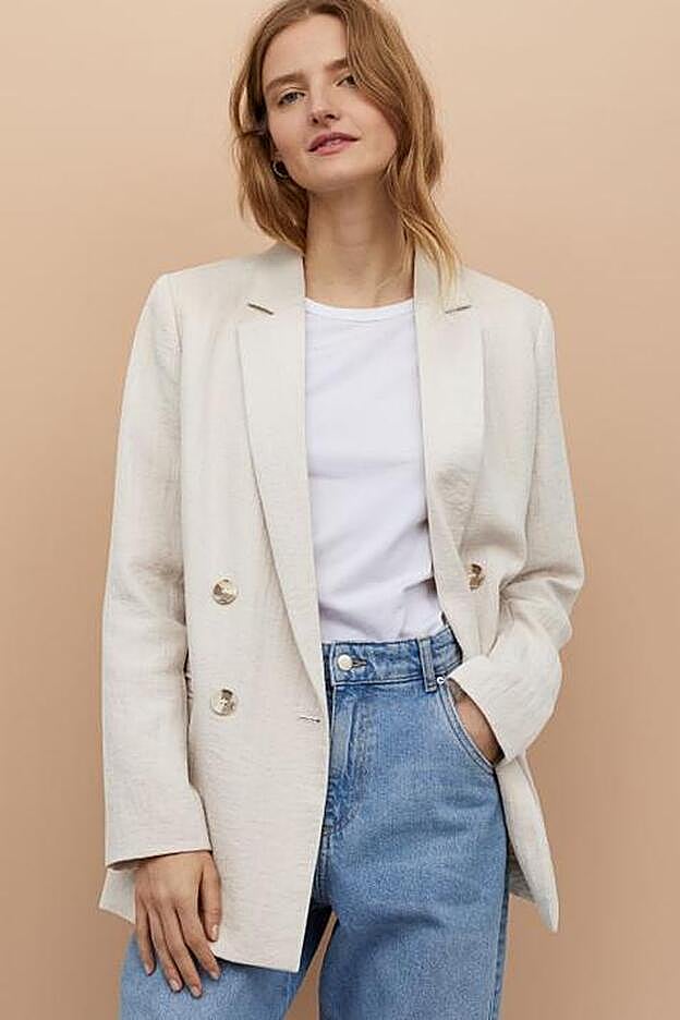 Otra americana en tono neutro, esta vez con una textura flameada en el tejido.