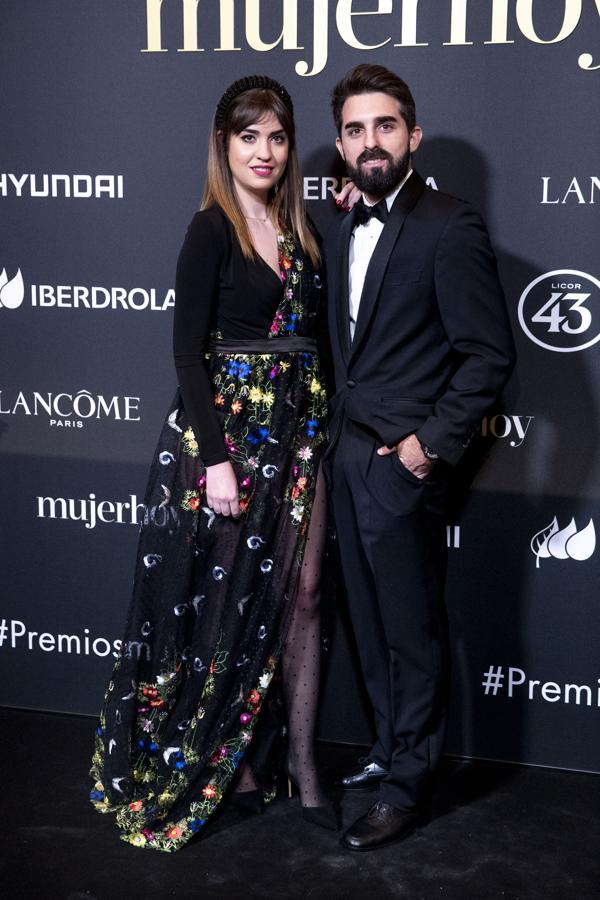 Arantxa Cañadas lució un diseño de su firma, Tulle Rouge Atelier con flores bordadas y transparencias. Lo combinó con una diadema negra joya, unas medias con lunares y unos salones bajos.