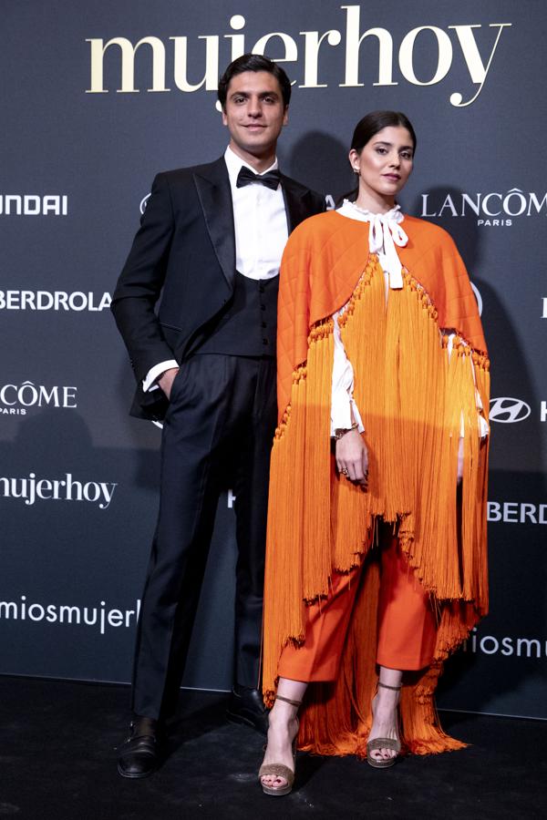 María García de Jaime sorprendió con un estilismo de lo más orginal. Con una capa con flecos y un pantalón de pinzas naranja de Beatriz Peñalver, la influencer apostó y ganó con su look. ¿Debajo? Una camisa blanca de Name the Brand, la firma de María Pombo y sandalias de Fígara.