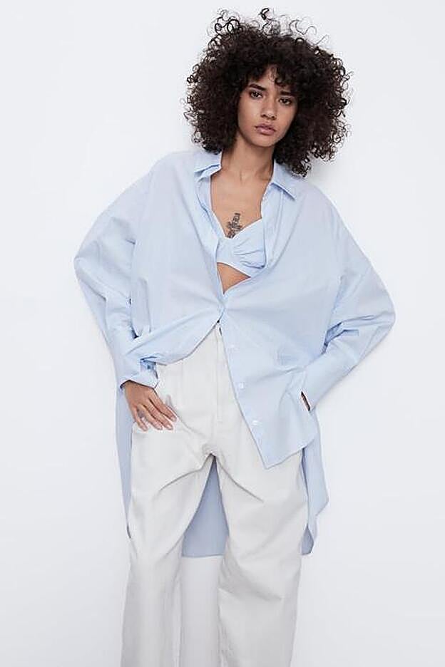 El look más contrastado, con la camisa más oversize y un top mínimo.