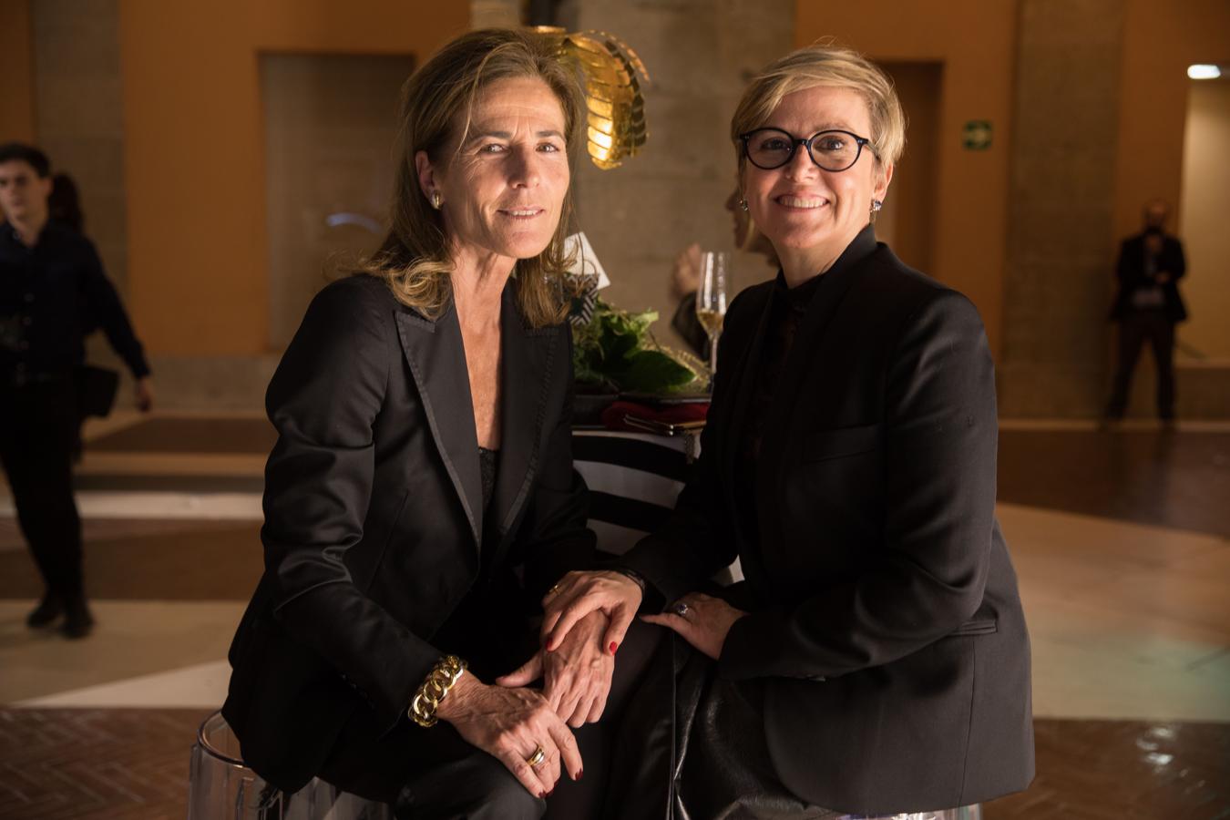La diseñadora Nuria Sardá (derecha) junto a su acompañante, Esperanza Méndez-Monasterio.