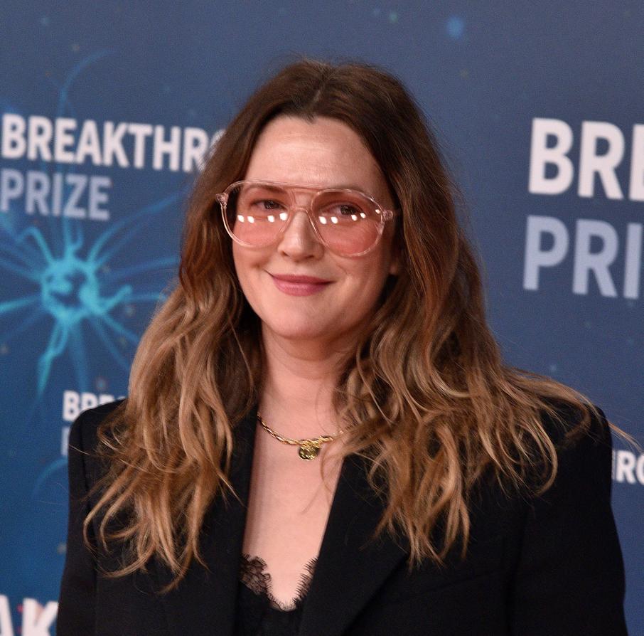 La actriz fue precoz en todo: a los 11 meses protagonizó su primer anuncio y con siete años alcanzó la fama mundial con E.T. Pero no sólo se dio prisa en su carrera: a las 12 años fumaba marihuana, a los 13 esnifaba cocaína y no se perdía ni una fiesta en Studio 54. Y a los 14 entró por primera vez en una clínica de rehabilitación de la que no pudo salir en un año y medio. Después tuvo varias recaídas, pero en la actualidad asegura que ha dejado atrás las adicciones que marcaron su vida.