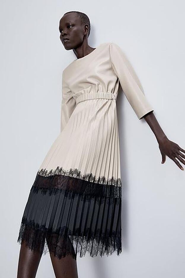 El final del bajo, en encaje, queda por debajo de la rodilla.