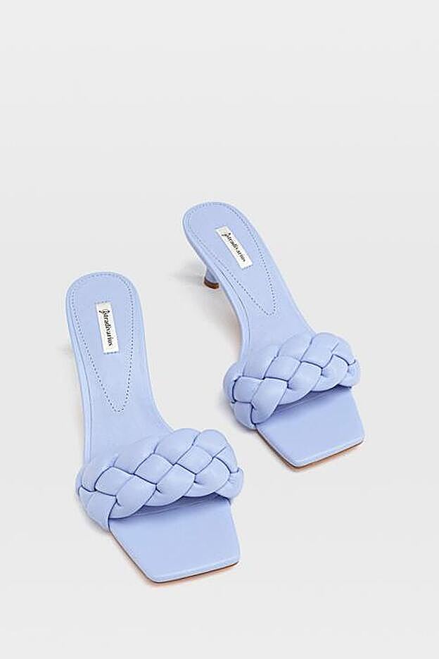 Las sandalias de Stradivarius que se parecen tanto a las de Bottega Veneta que lleva Alexandra Pereira son lilas.