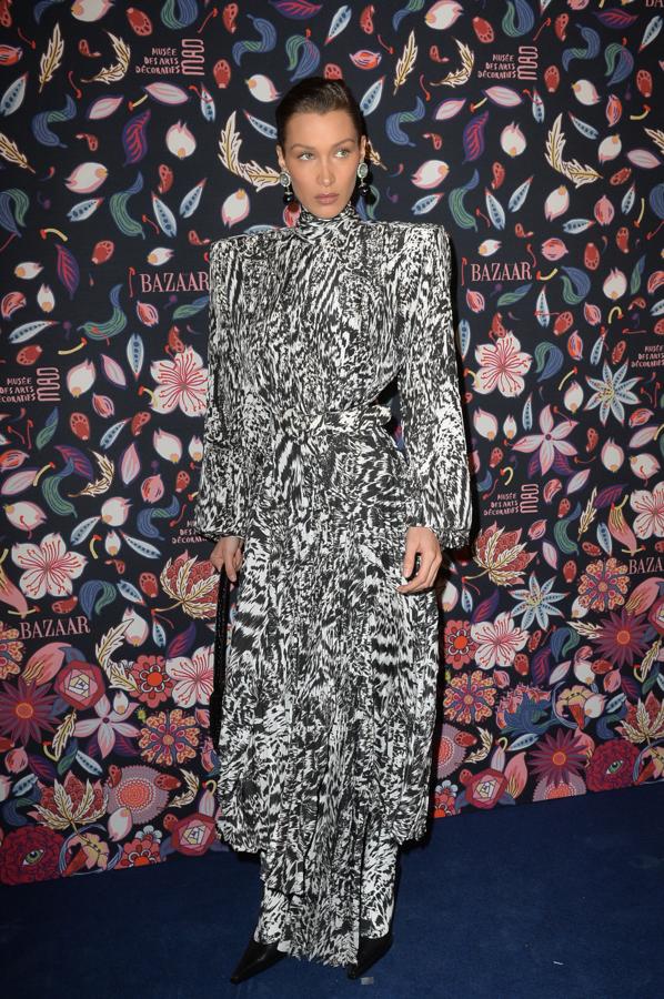 Bella Hadid con un vestido estampado y medias a juego de Balenciaga.