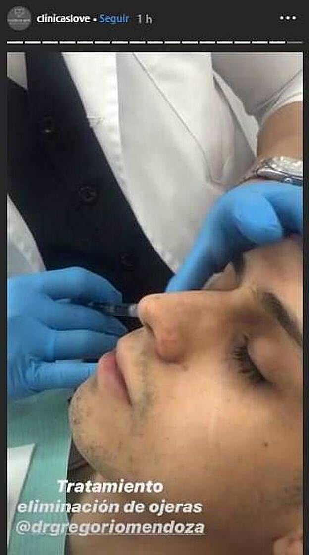 Christofer sometiéndose a un tratamiento de eliminación de las ojeras.