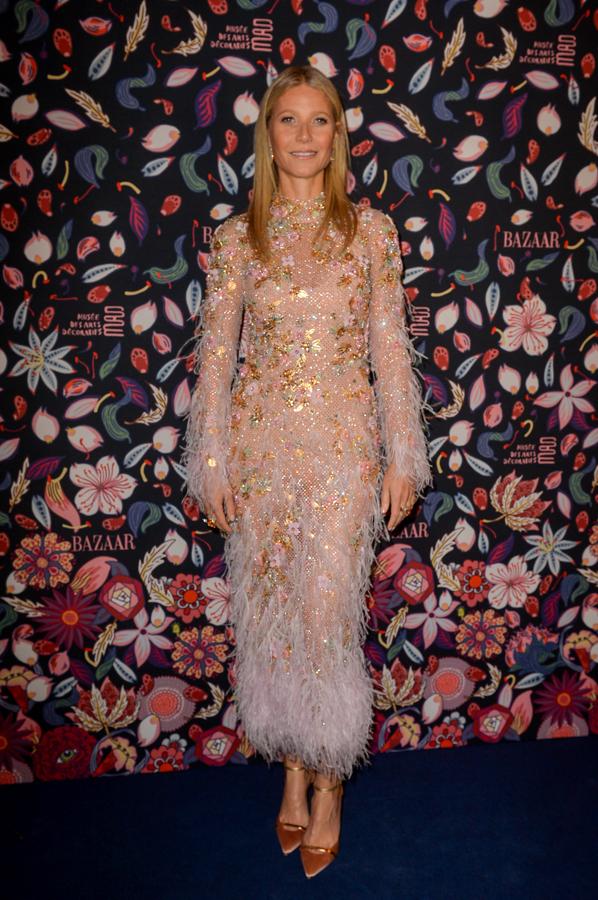 Gwyneth Paltrow con un vestido nude con plumas y apliques brillantes.