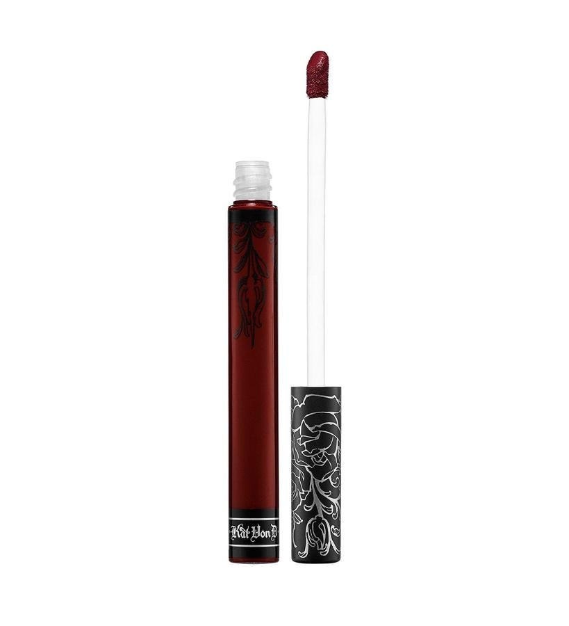 Fórmula rica en pigmentos que aporta un precioso acabado mate aterciopelado que te durará horas. Los labios estarán hidratados gracias a una fórmula infundida que combina vitaminas A, C y E.  Everlasting Liquid Lipstick de Kat Von D  (20,55 €).
