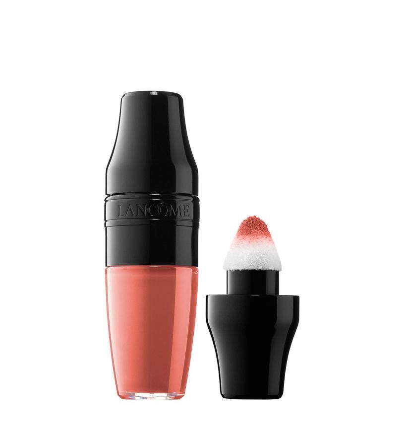 Fortalecido con una fórmula bifásica que combina pigmentos preciosos con una nutritiva mezcla de aceite de almendra dulce, omega 3 y aceite de arándano que ayudan a obtener unos labios suaves y jugosos con lustre. El envase, inspirado en una coctelera, se debe agitar para que la fórmula se mezcle y aporte color vibrante a los labios.  Matte Shaker de Lancôme  (25 €).
