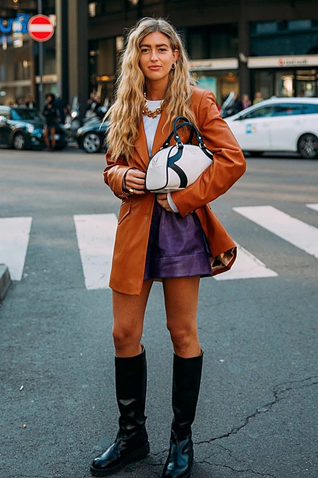 Emili Sindlev luce otro tipo de short que también nos encanta: con pinzas.