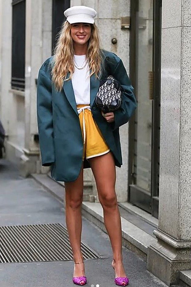 La estilista e influencer Emilii Sindlev luce unos shorts deportivos y retro.