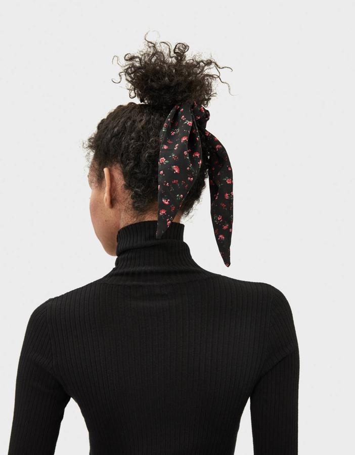 Este coletero con lazada está destinado las adictas al bonito efecto del rojo y el negro unidos sobre una tela. Este es de Bershka y cuesta 4,99 euros.