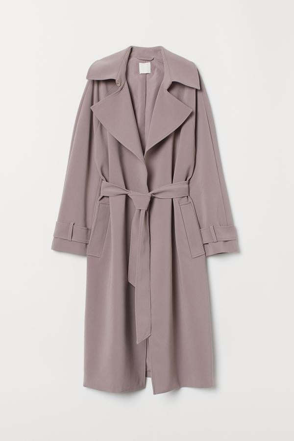 No podía faltar el tono estrella de la temporada de primavera, el lila, esta vez en su versión más oscura, el malva. Esta gabardina en tejido de crepé, tiene canesú suelto con pliegue de caja en la espalda y bolsillos al bies ribeteados. Está forrada, cuesta 69,99 euros y solo queda en las tallas XS, S y M. Y todas se están agotando.
