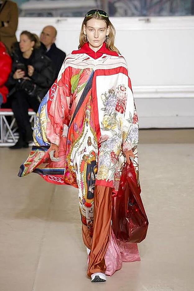 Caftán realizado con diferentes pañuelos reutilizados