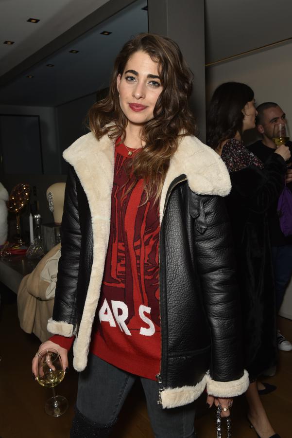 A principios de 2017, los fotógrafos pillaron al guapo modelo paseando por Milán de la mano de una espectacular italiana llamada Ginevra Rossini. Aunque durante meses Andrés no quiso hablar sobre esta historia, en junio de ese año, durante un acto promocional, confirmó el romance con esta it girl. Poco les duró amor, pues aunque nunca supimos de la ruptura… al poco, Velencoso se dejó ver con otra pareja.