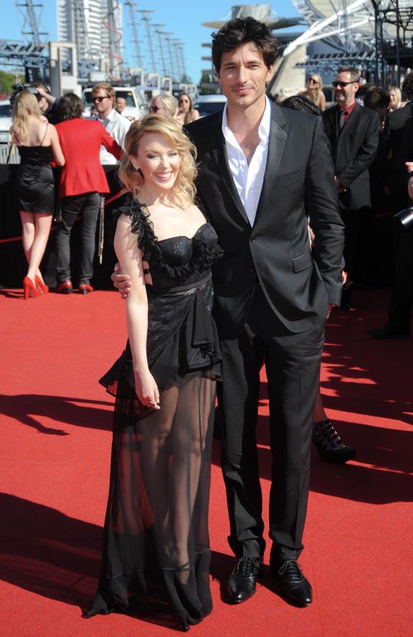 A finales de 2008, y tras coincidir en la fiesta de cumpleaños de Dita Von Teese, Andrés inició un romance con Kylie MInogue. Aunque inicialmente negaron cualquier historia entre ellos (algo que les encanta a los famosos), lo cierto es que se convirtieron en la pareja de moda. Estuvieron juntos casi cinco años, no sin superar más de un bache , y aunque aseguraban estar de lo más enamorados e incluso especularse una boda entre ellos… la cosa terminó. Casualidades de la vida o no, la ruptura llegó coincidiendo con los rumores de romance del modelo con Úrsula Corberó.