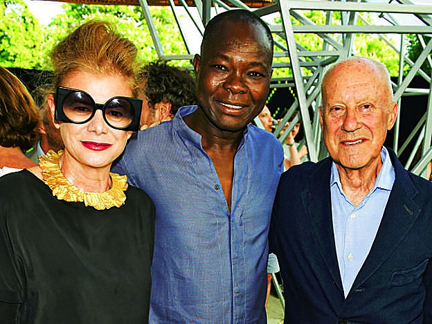 Elena Ochoa Foster, con Norman Foster y el arquitecto burkines Francis Kéré.