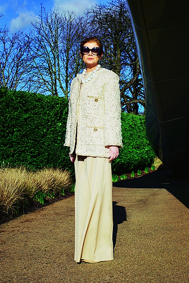 La editora y mecenas, en los jardines de Kensington, donde se encuentran las Serpentine Galleries.