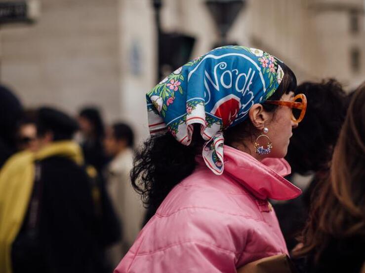 Fotos: ¡Pon un pañuelo en tu vida! 10 modelos multiusos para alegrar tus looks: del cuello al pelo en menos de un minuto