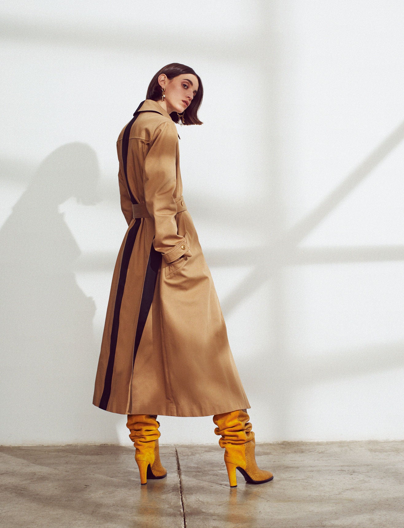 Gabardina, botas de ante y pendientes, todo de Givenchy.