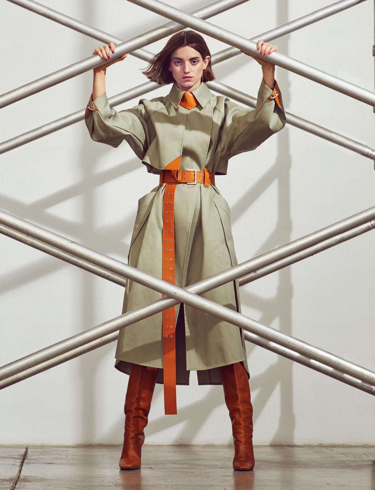 Gabardina con detalles en cuero de Sportmax,botas de Jimmy Choo y pendiente de Gold&Roses.