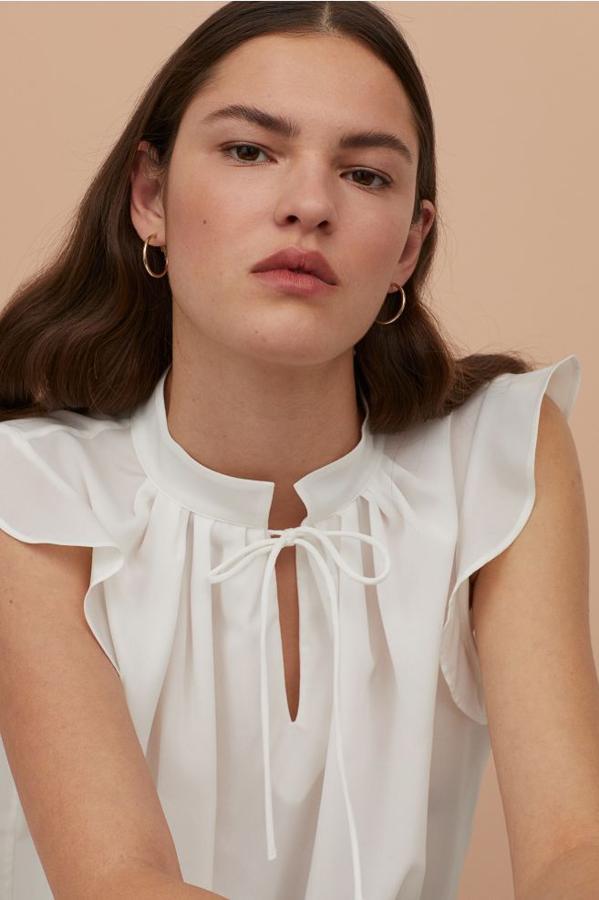 Entre los diseños más bonitos de la primavera están las blusas en crepé y esta vaporosa de H&M con manga circular y cuello elevado pasa a ser una de nuestras prioridades primaverales. Cuesta 24,99 euros y se está agotando en la talla XXL.