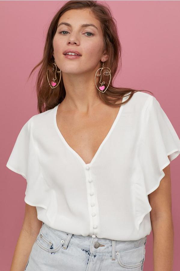 En tejido crepé, esta blusa de H&M con escote de pico y botones revestidos en el cierre delantero, tiene un favorecedor diseño con mangas mariposa. Solo se vende en la web, cuesta 19,99 euros y está disponible entre las tallas XS y XXL.