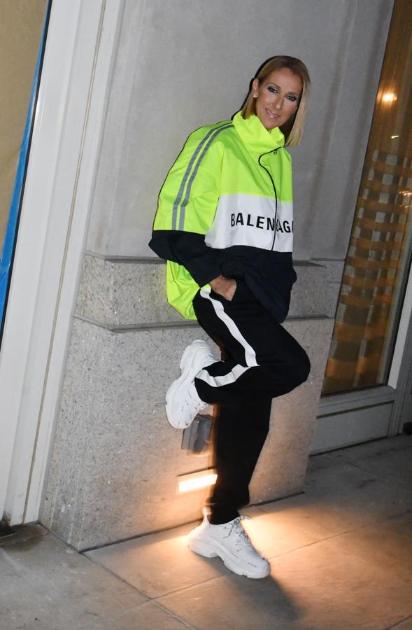 ¿Quién dijo que no se puede conseguir un lookazo con un chándal? Céline Dion ha demostrado que sí es posible con este en color negro combinado con verde flúor de Balenciaga.