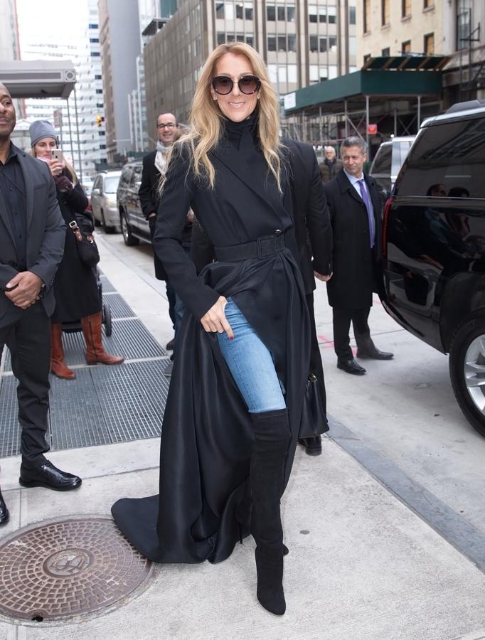 Céline Dion es ya una figura icónica que consigue hacer de la calle su pasarela. En esta ocasión acaparó todas las miradas con un look protagonizado por una gabardina negra con cola y botas de estilo calcetín a juego.