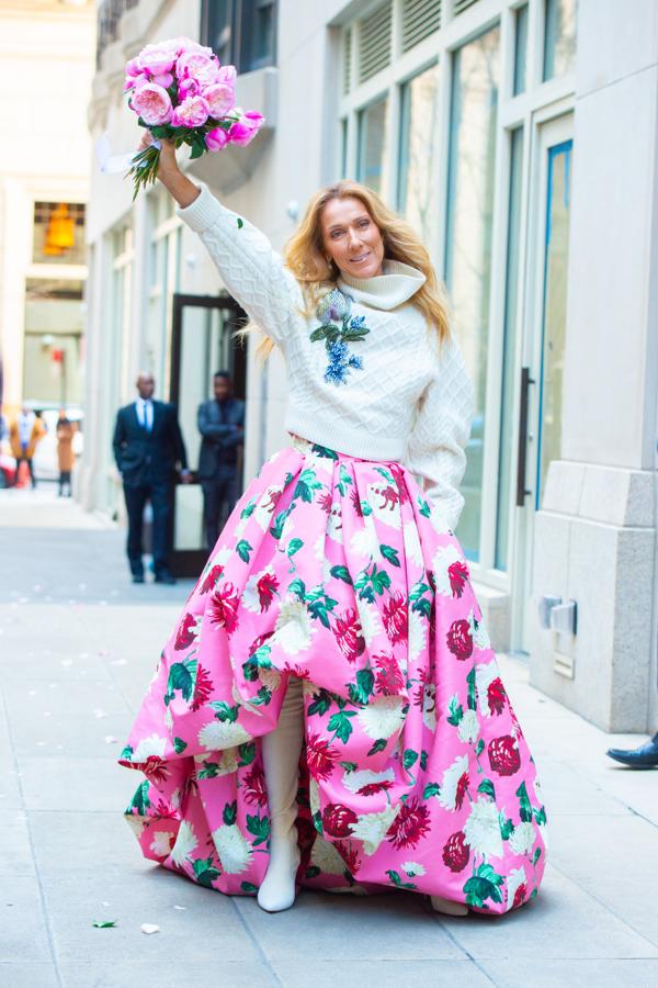 ¡Sin palabras! Céline Dion sabe cómo acaparar todas las miradas y consigue siempre hacer sus estilismos un show. Es el caso de este look que firma Oscar de la Rena y que protagoniza una falda larga de llamativas flores.